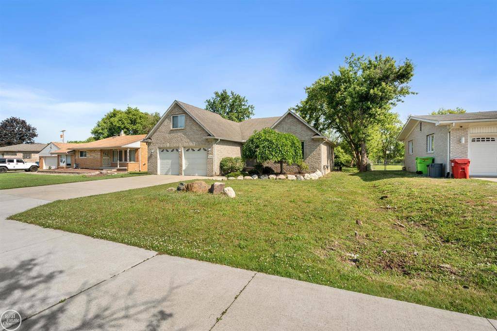 Macomb Twp, MI 48044,17609 21 MILE Road
