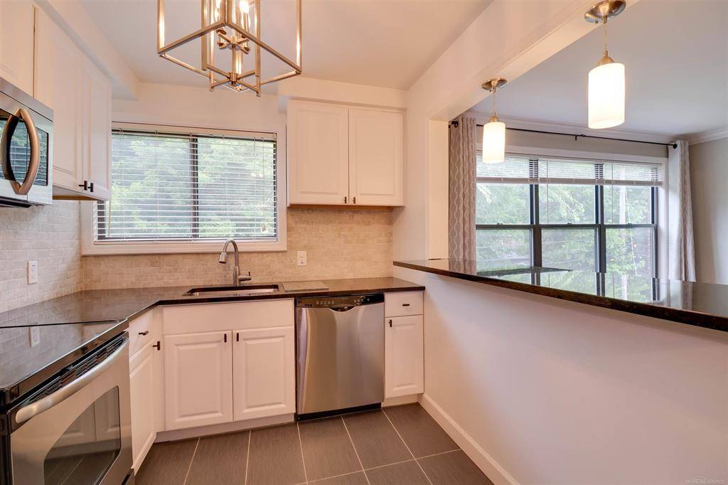 Royal Oak, MI 48067,25863 Woodward Avenue Apt 202