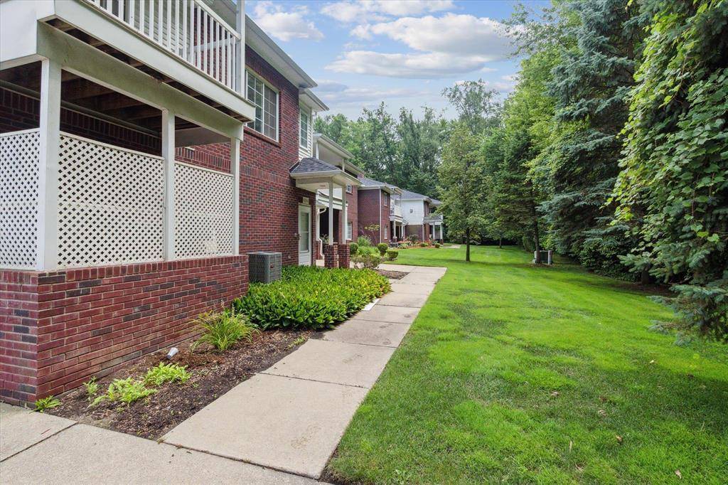 Sterling Heights, MI 48314,5283 Twin Oaks Drive