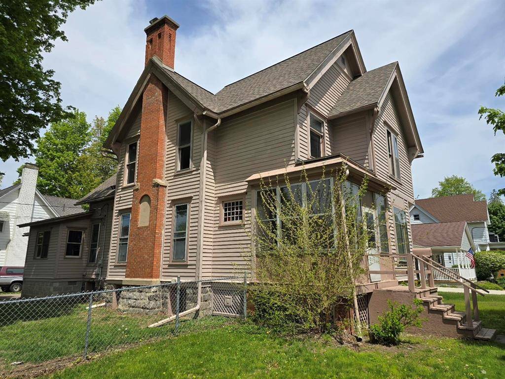 Owosso, MI 48867,318 W King Street