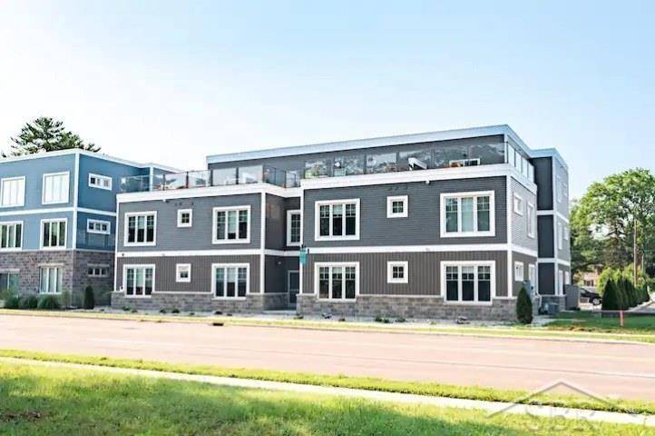 Traverse City, MI 49686,914 E Front Street 6