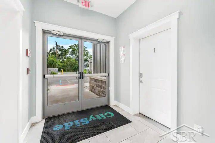 Traverse City, MI 49686,914 E Front Street 6