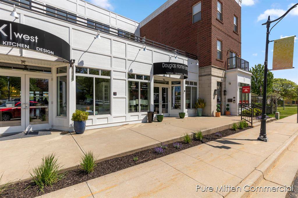 Douglas Vllg, MI 49406,150 W Center Street B