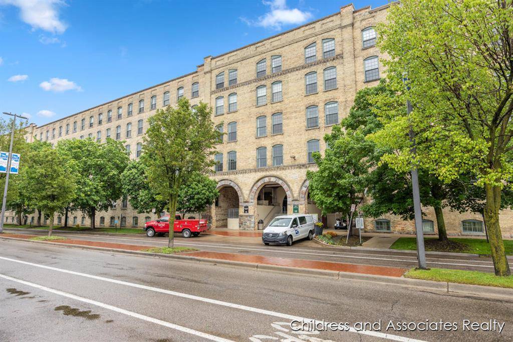 Grand Rapids, MI 49503,940 Monroe Avenue NW 528