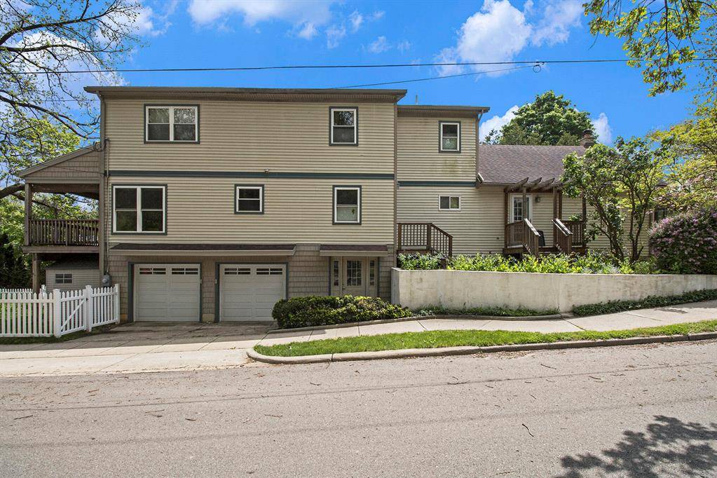 Ann Arbor, MI 48103,916 Brooks Street