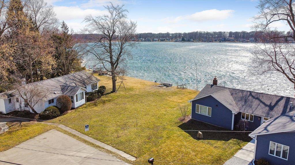 Edwardsburg, MI 49112,23275 Lakeview Drive