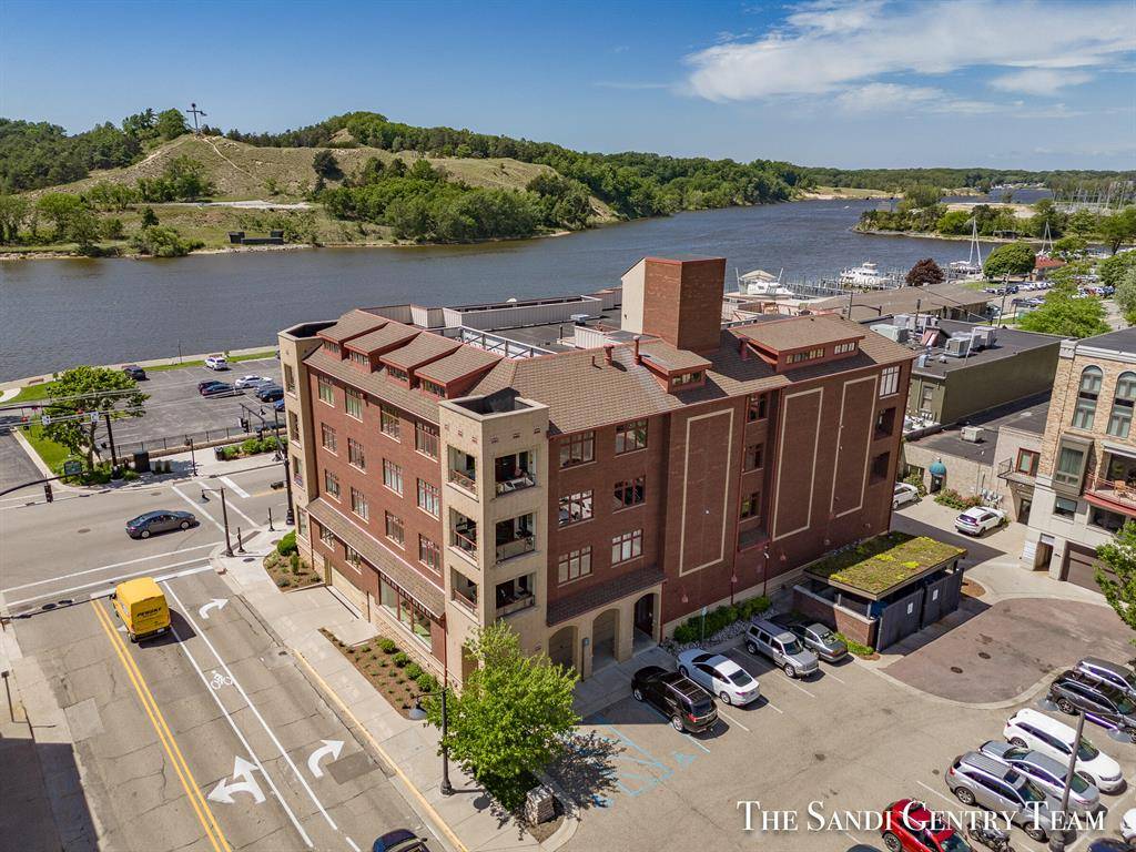 Grand Haven, MI 49417,22 S Harbor Drive 402