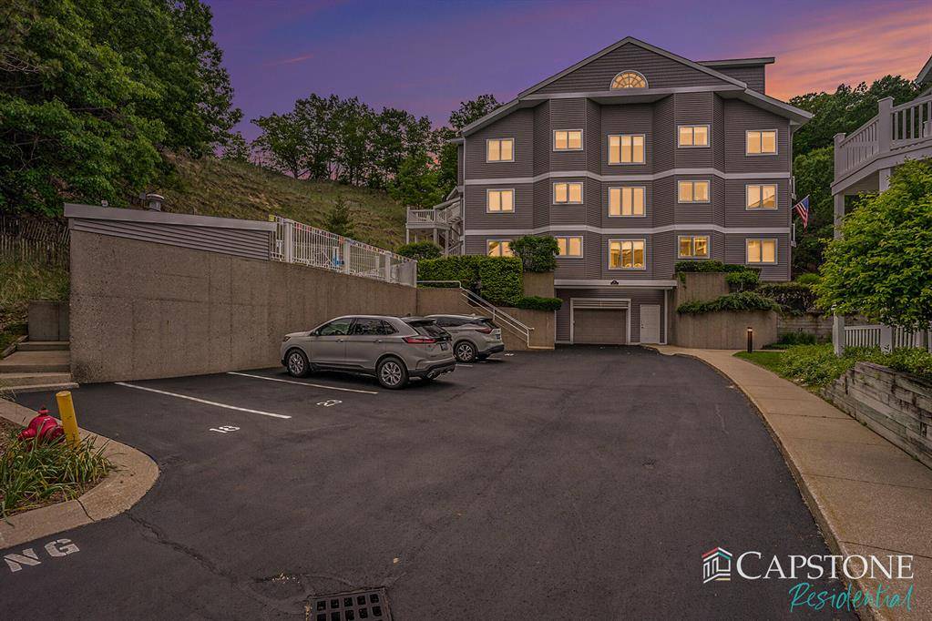 Grand Haven, MI 49417,810 S Harbor Drive 13