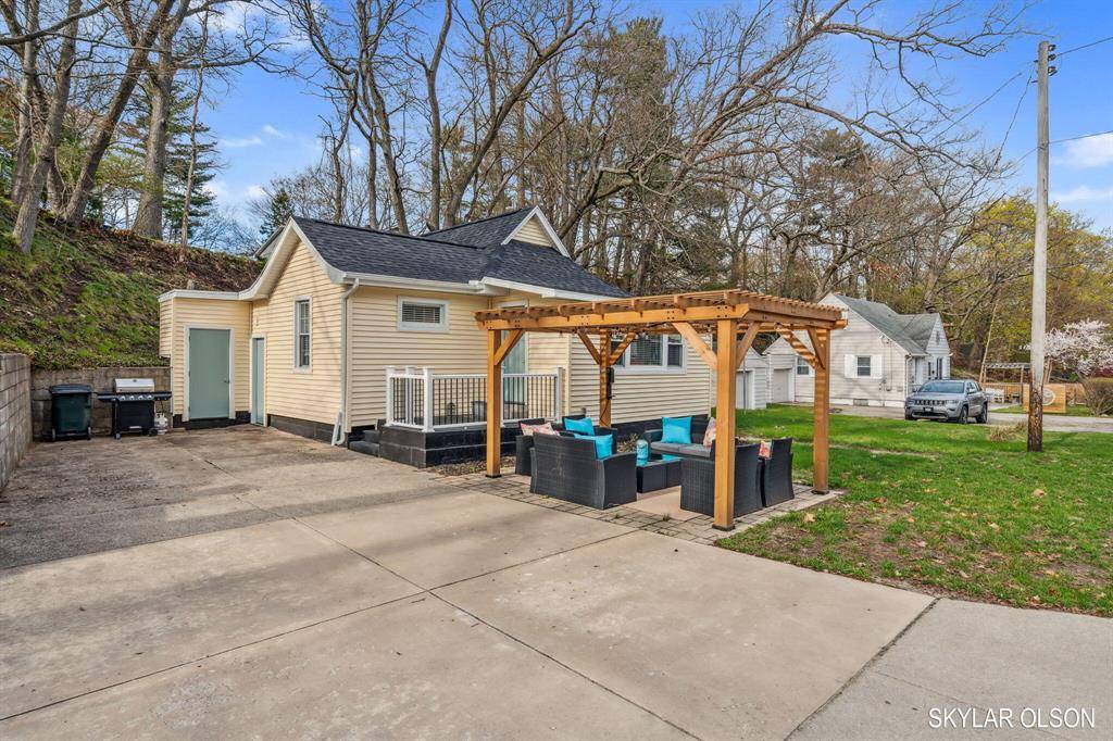 Muskegon, MI 49441,3316 Lakeshore Drive