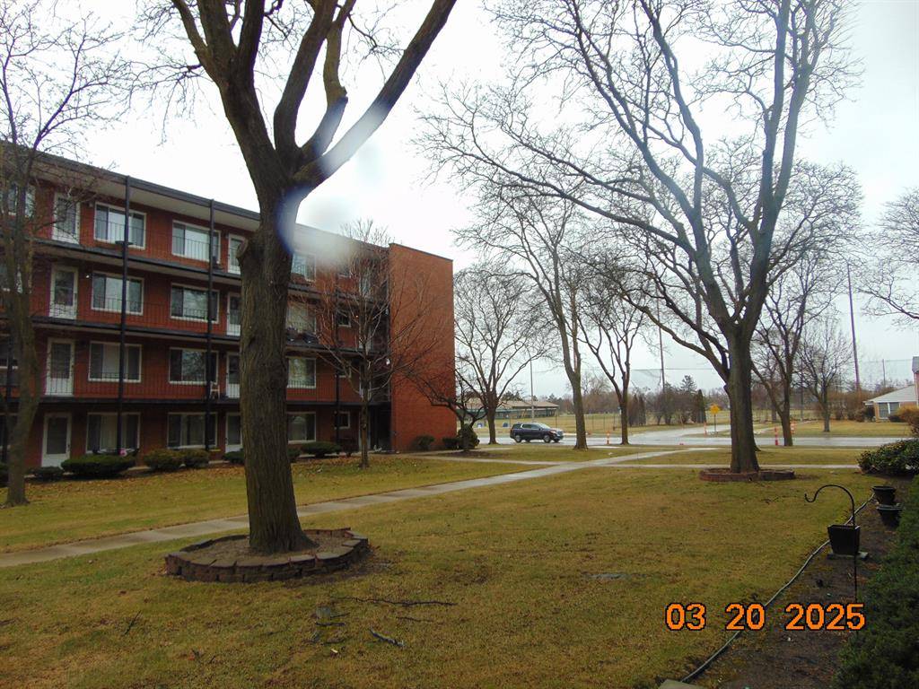 Royal Oak, MI 48073,2915 W 13 Mile Road 209