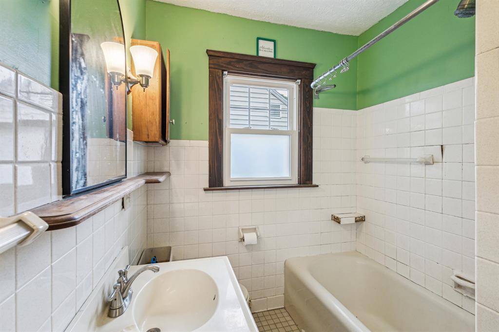 Lansing, MI 48910,1916 Lyons Avenue