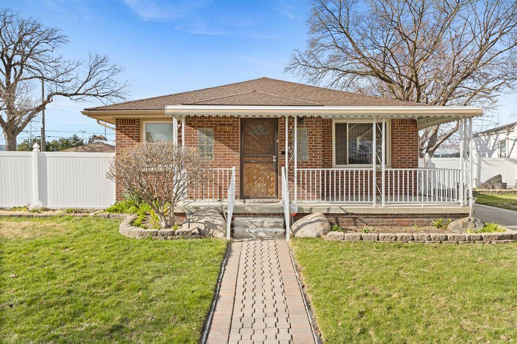 Center Line, MI 48015,7369 Helen