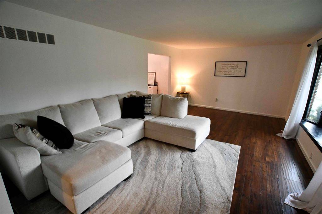 Ypsilanti Twp, MI 48197,5752 Pine View Drive