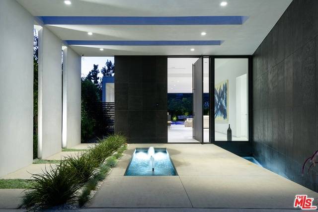 Los Angeles, CA 90069,9061 THRASHER AVE