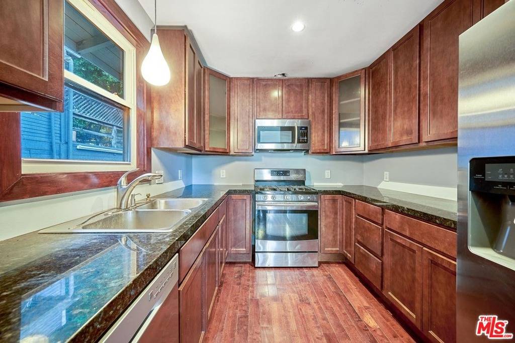 Los Angeles, CA 90039,2106 Oak Glen PL