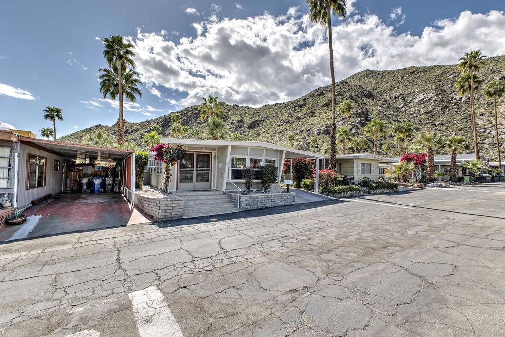 Palm Springs, CA 92264,519 Jade LN