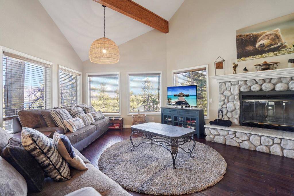 Big Bear, CA 92315,852 Cameron DR