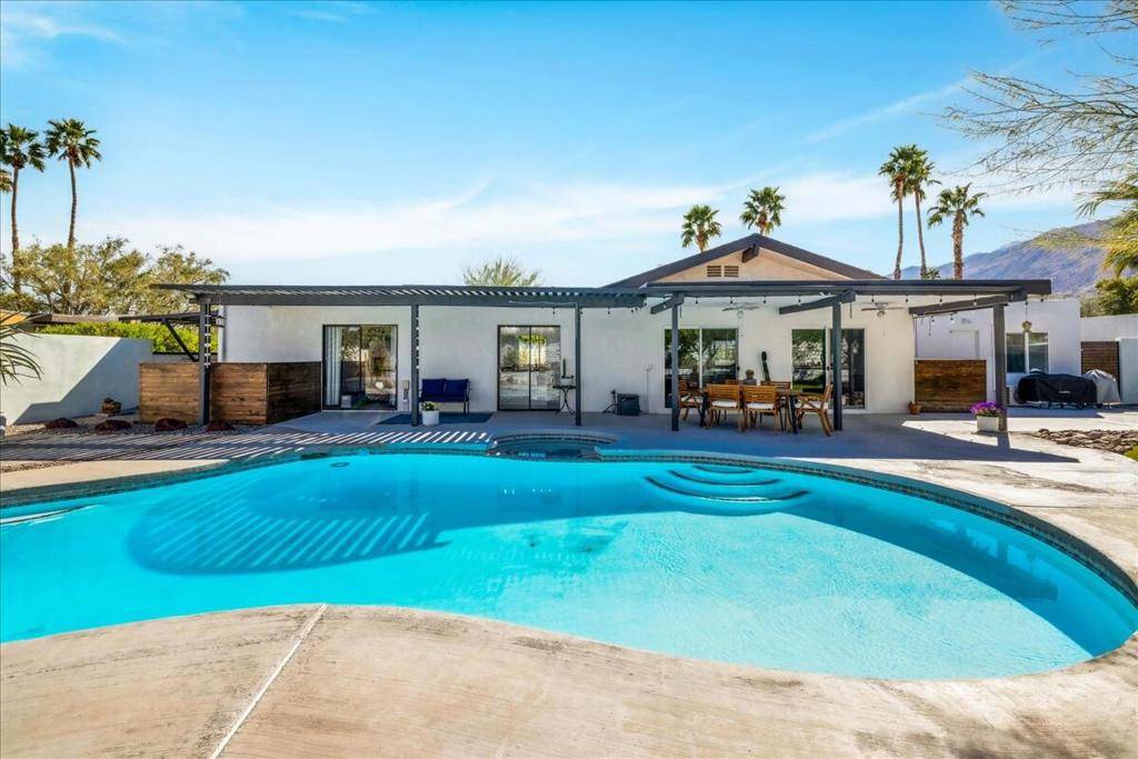 Palm Springs, CA 92262,1110 E Vista Chino