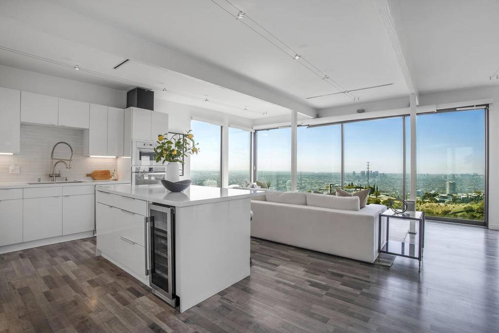 Los Angeles, CA 90046,8506 Magnolia DR