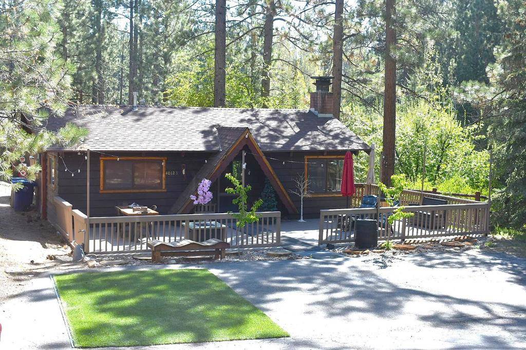 Big Bear, CA 92315,40123 Hillcrest DR