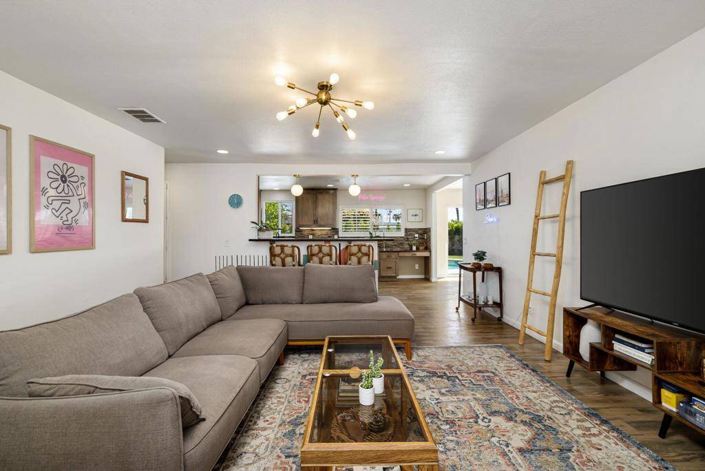 2240 N San Gorgonio RD Palm Springs, CA 92262