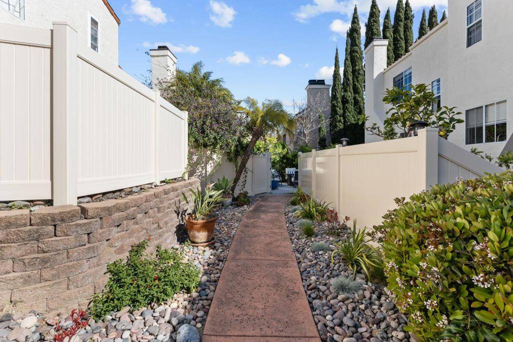 Carlsbad, CA 92009,2914 Luciernaga ST #F