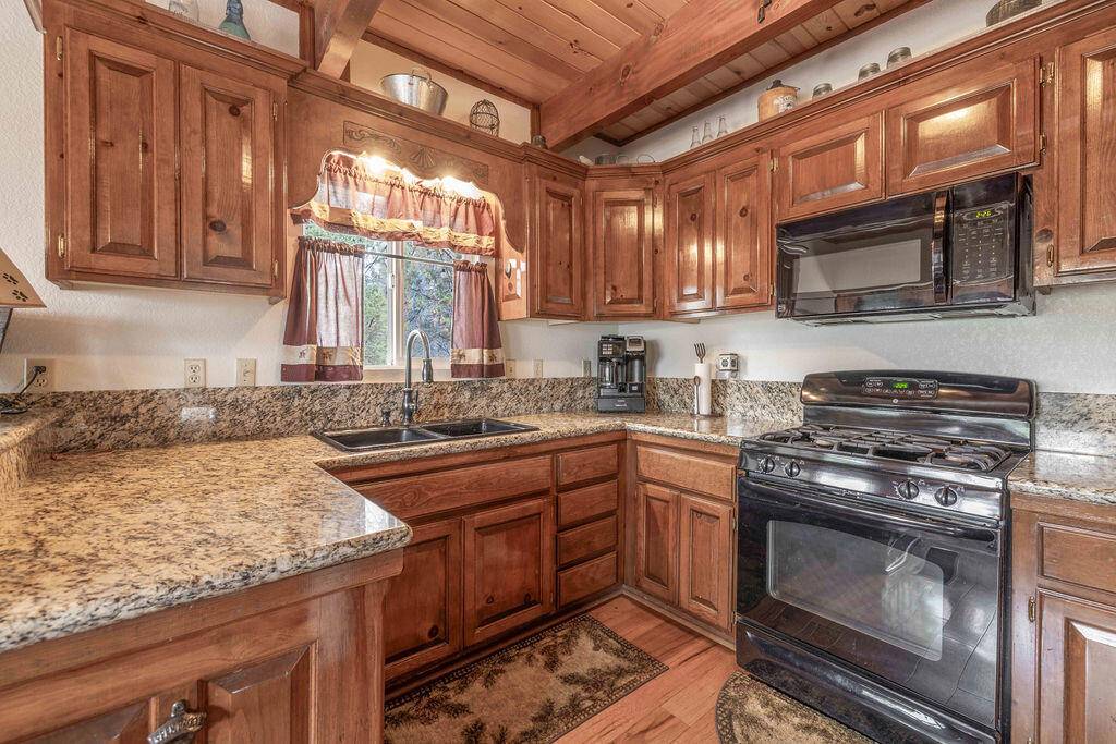 675 Inyo AVE Sugarloaf, CA 92386