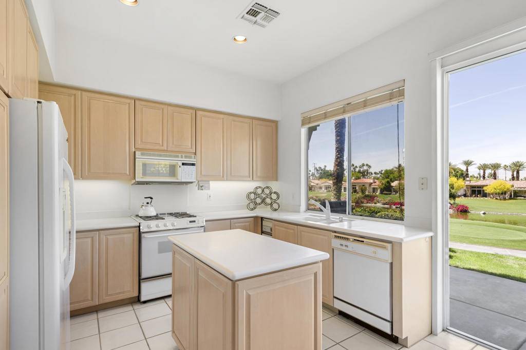 Palm Desert, CA 92211,542 Red Arrow TRL
