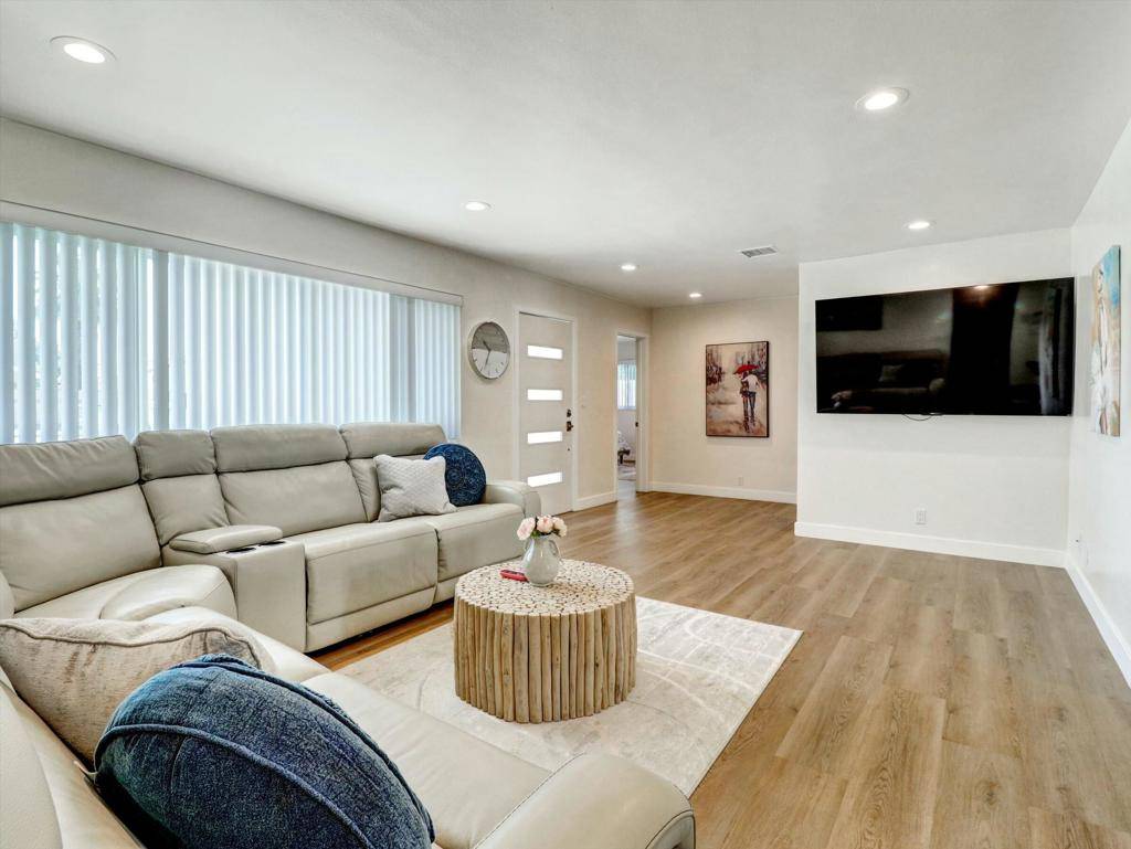 Palm Springs, CA 92264,1811 Lawrence ST
