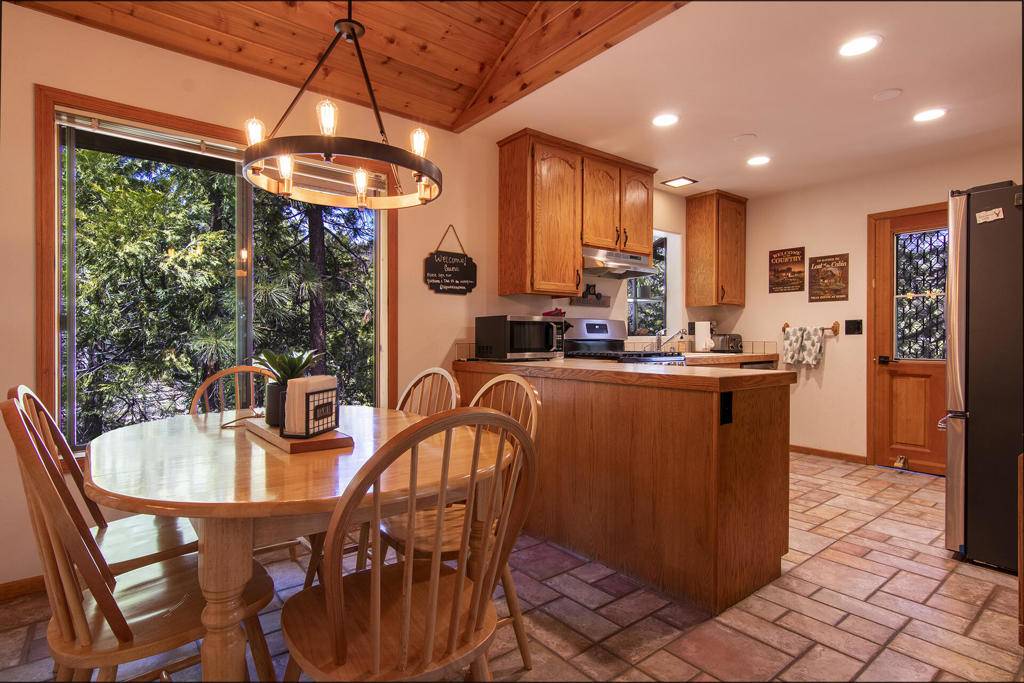 Idyllwild, CA 92549,24561 Lakeview DR