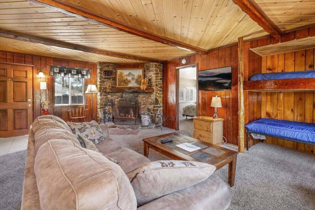Big Bear, CA 92315,40078 Forest RD
