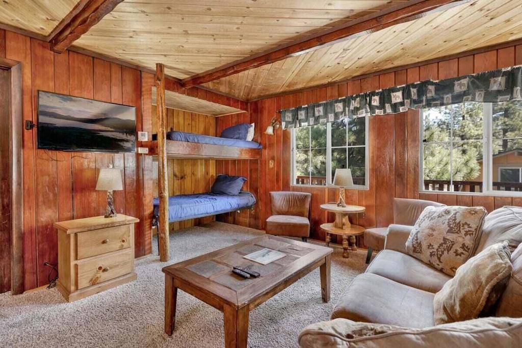 Big Bear, CA 92315,40078 Forest RD