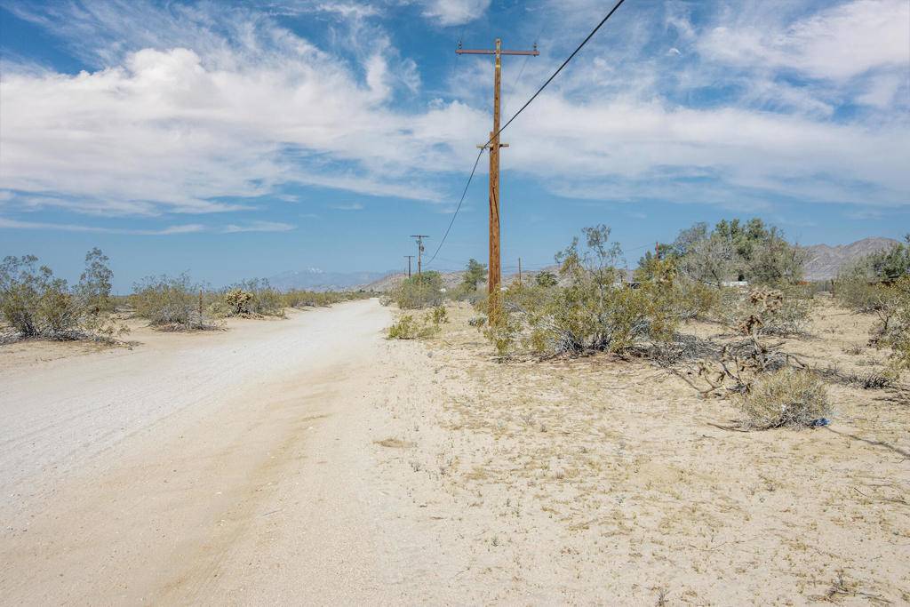 Joshua Tree, CA 92252,305 Two Mile RD