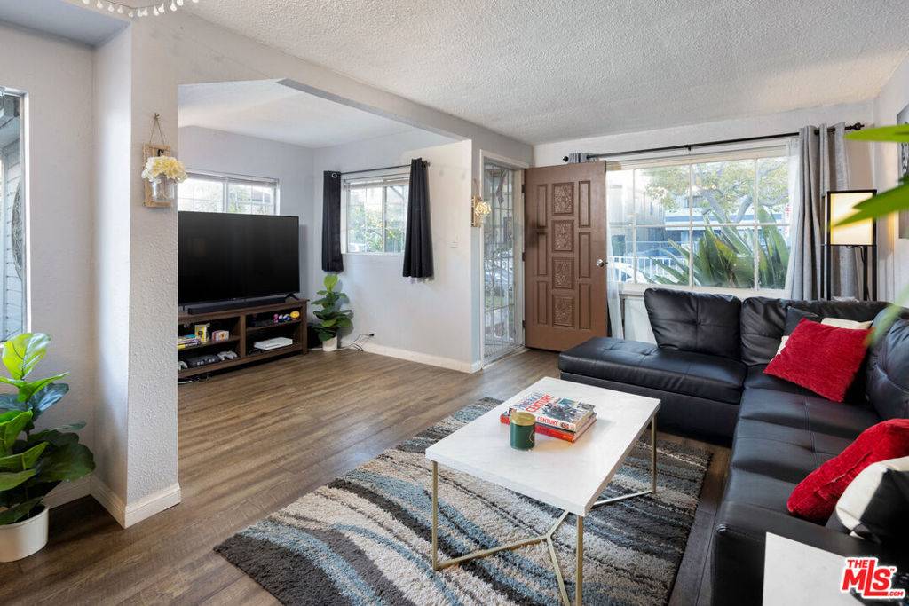 Los Angeles, CA 90038,6021 Romaine ST