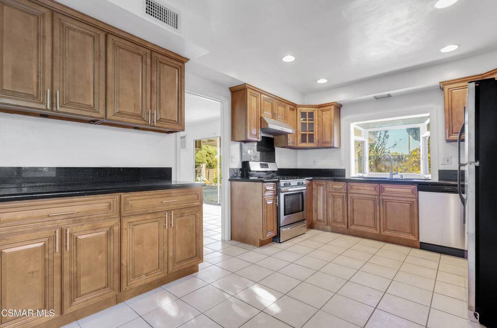 Thousand Oaks, CA 91360,1334 Newport CIR