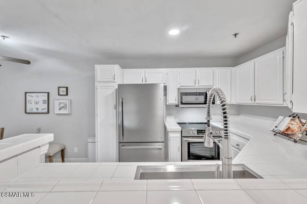 Oak Park, CA 91377,5744 Oak Bend LN #211