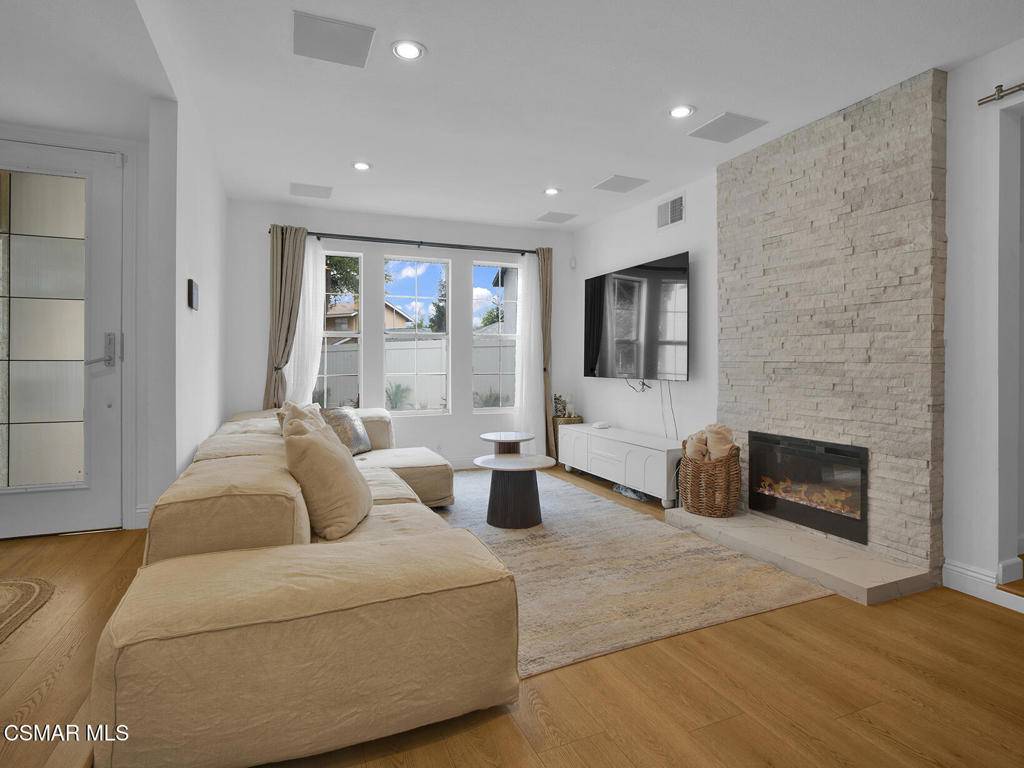 West Hills, CA 91307,22828 Hartland ST