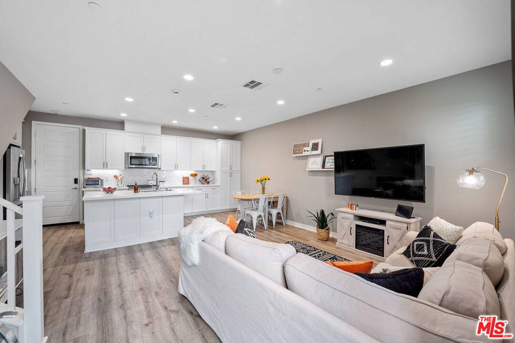 Northridge, CA 91324,19529 Astor PL