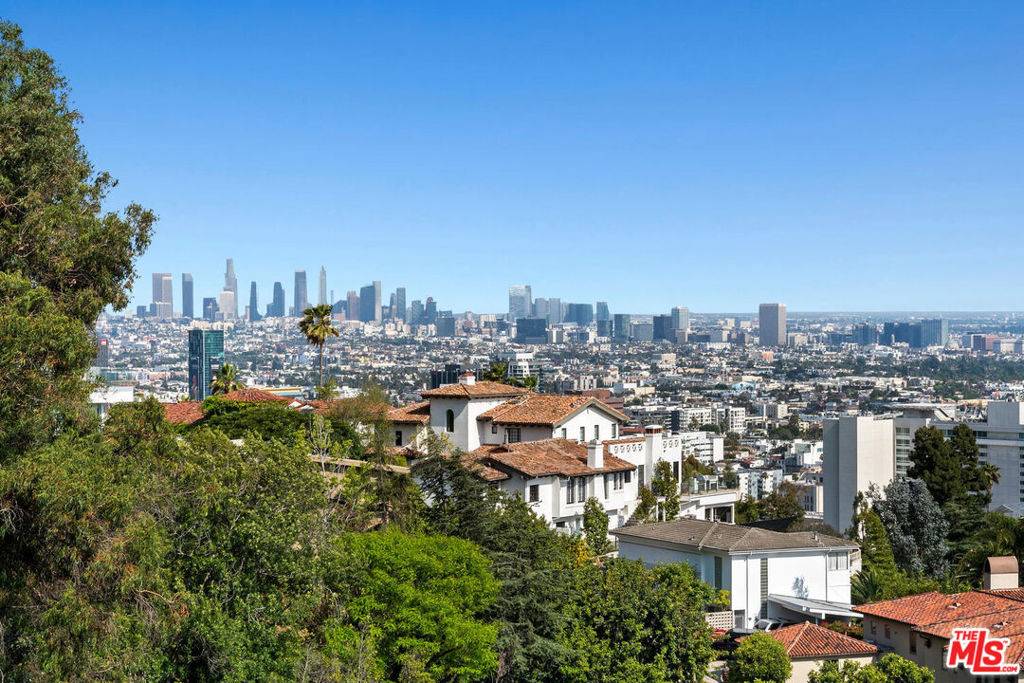 Los Angeles, CA 90068,2071 Castilian DR