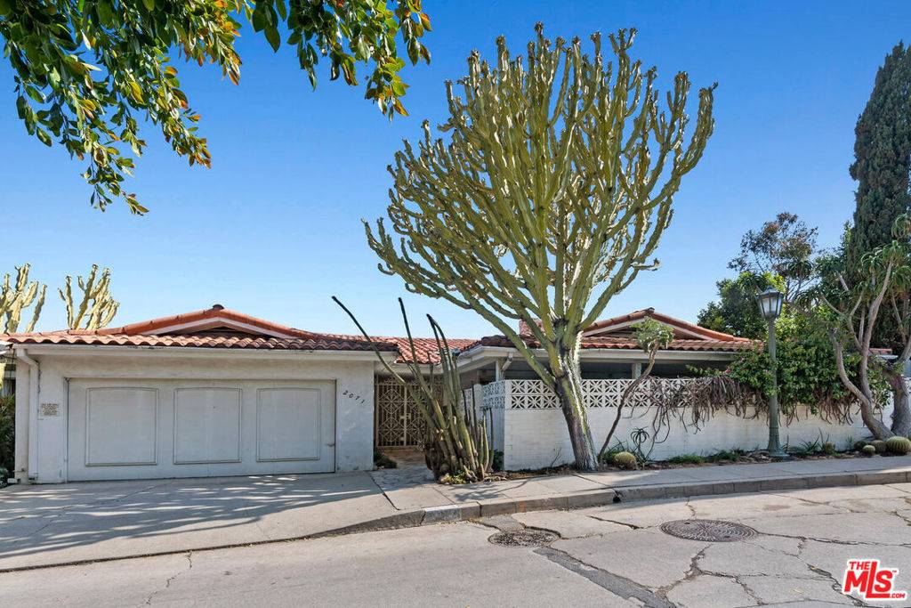 Los Angeles, CA 90068,2071 Castilian DR