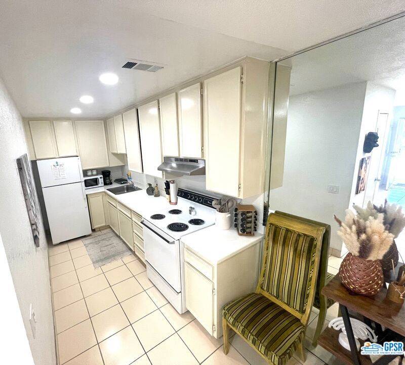 Palm Springs, CA 92262,2821 W Los Felices CIR #212