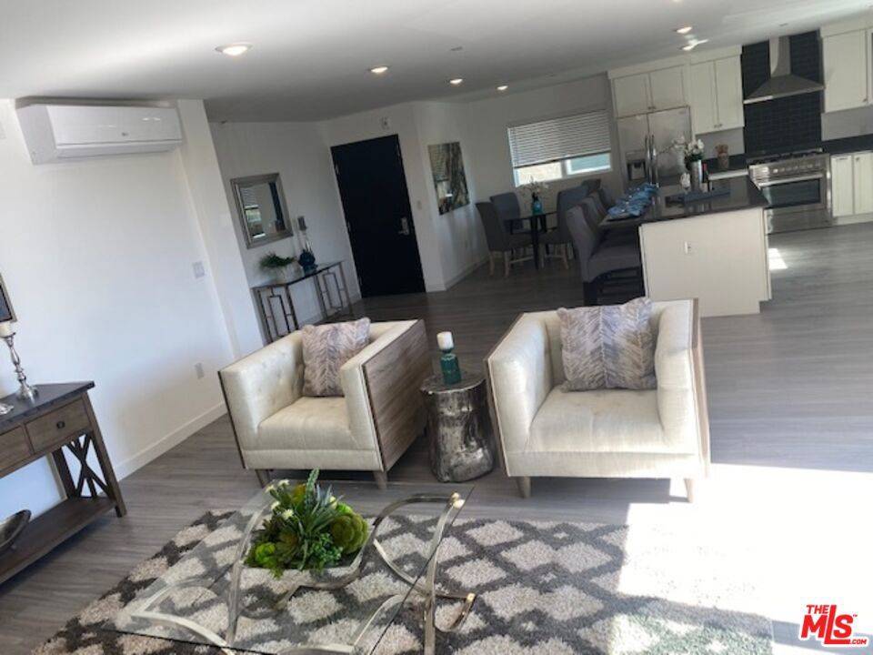 Los Angeles, CA 90034,8637 Olin ST #3