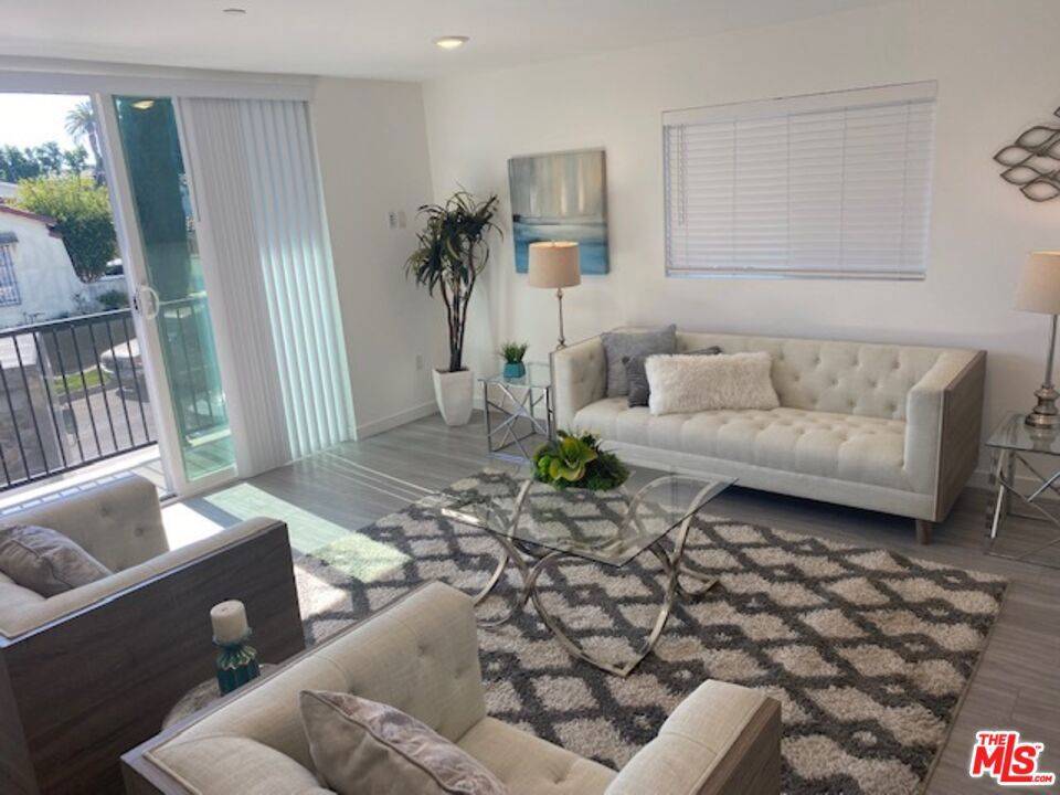 Los Angeles, CA 90034,8637 Olin ST #3