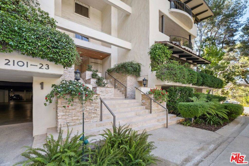 Los Angeles, CA 90067,2107 Century Woods WAY