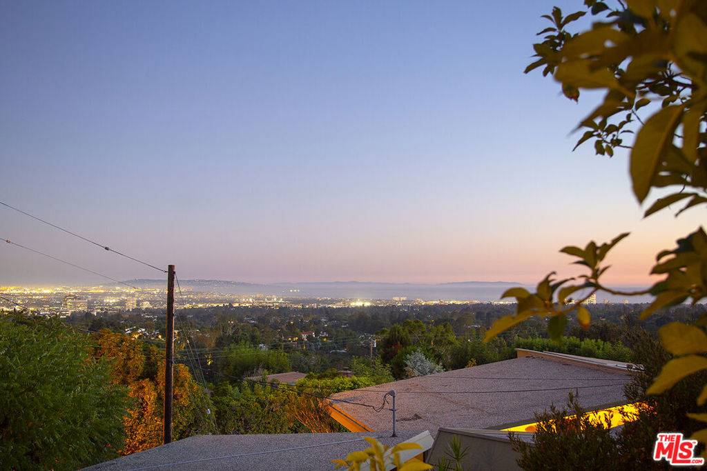 Los Angeles, CA 90049,12367 Deerbrook LN