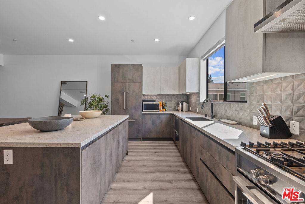 Valley Village, CA 91607,4716 N Village Court LN