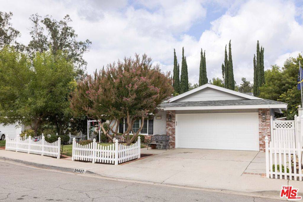 Newhall, CA 91321,24437 Denise PL