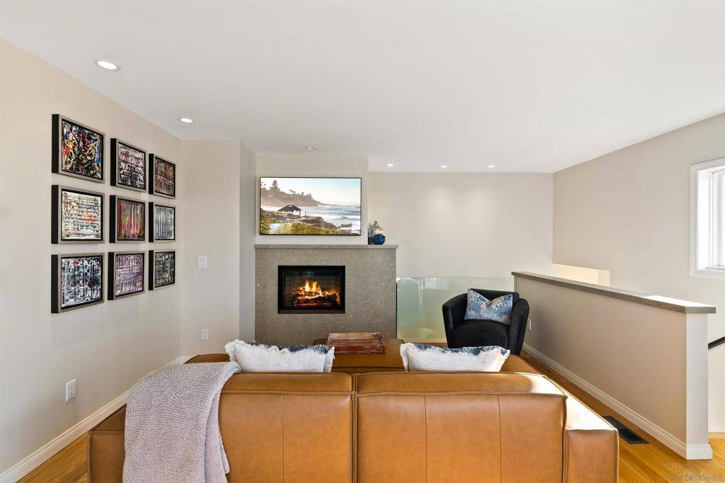 La Jolla, CA 92037,253 Gravilla Street