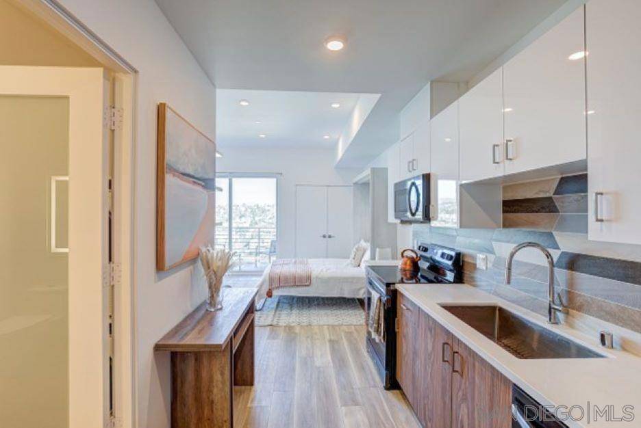 Los Angeles, CA 90004,252 N HOOVER #403
