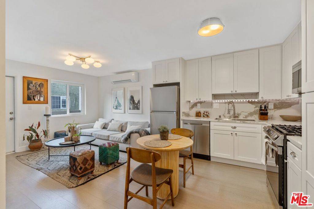Los Angeles, CA 90016,2501 S West view ST #208